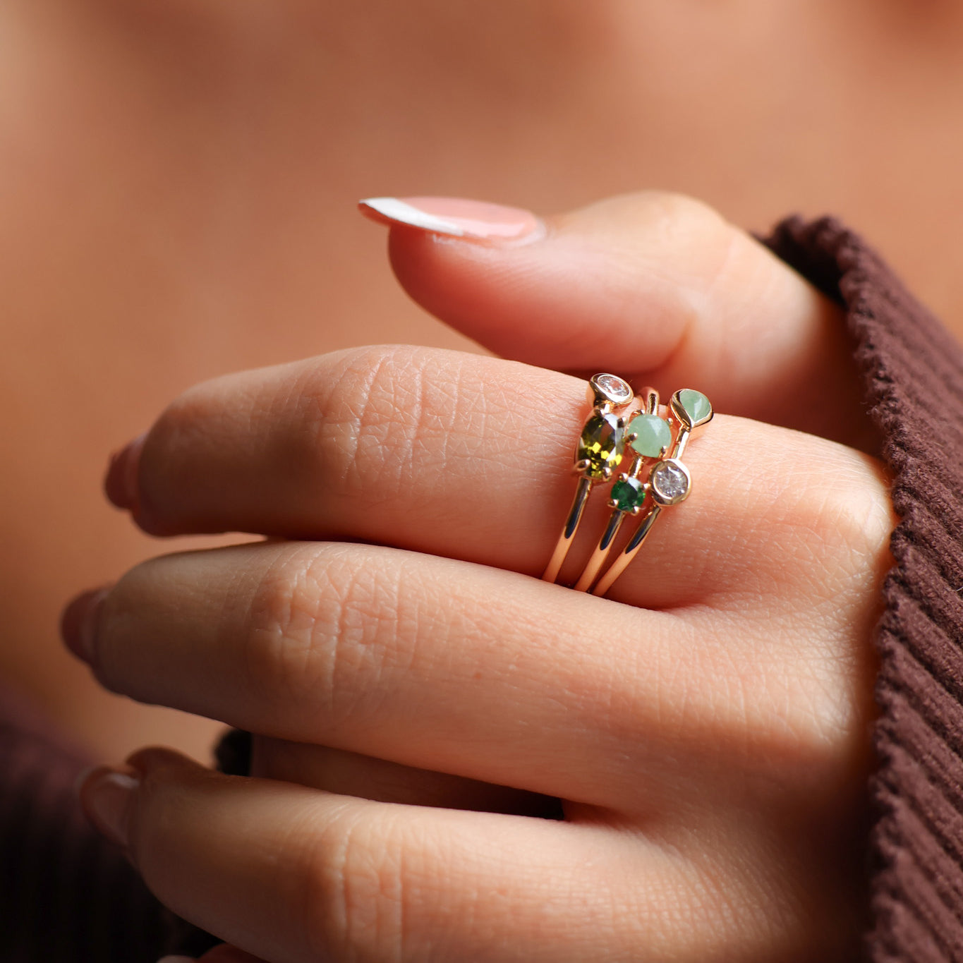 Bague Anya trois rangs oxydes blancs et verts plaqué or