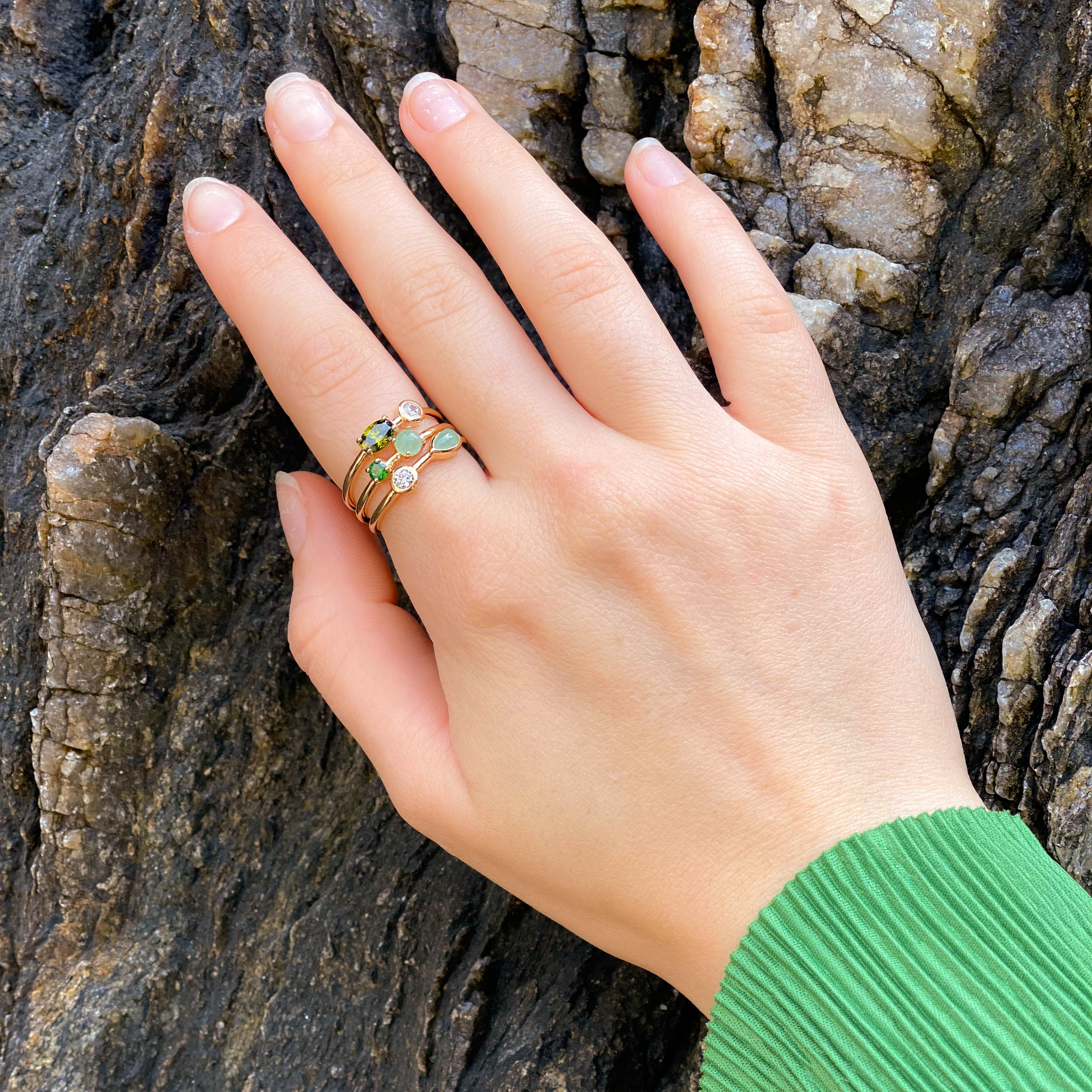 Bague Anya trois rangs oxydes blancs et verts plaqué or