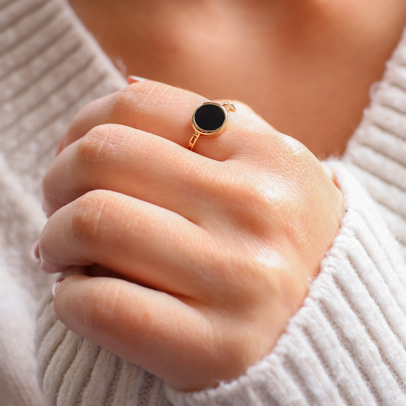 Bague Belize ajourée avec agate noire plaqué or