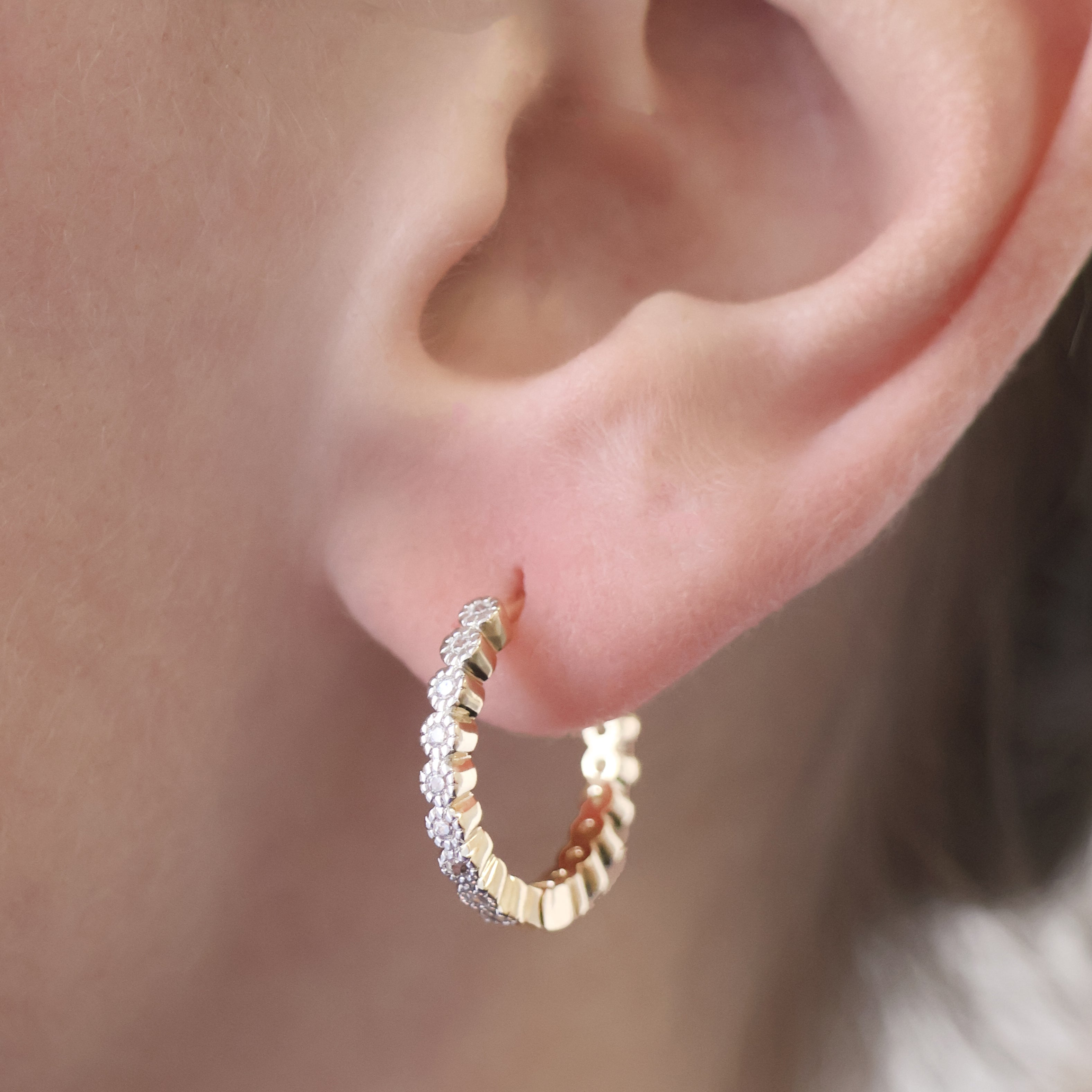 Créoles Crystal en plaqué or 18 carats – Élégantes et féminines, ces boucles d’oreilles raffinées sont ornées de scintillants oxydes de zirconium pour un éclat exceptionnel. Signées Joyamada, elles incarnent un style lumineux et intemporel, parfaites pour toutes les occasions, du quotidien aux événements spéciaux. Diamètre : 20 mm. Conçues en laiton avec un placage 3 microns et poinçon garantissant qualité et durabilité