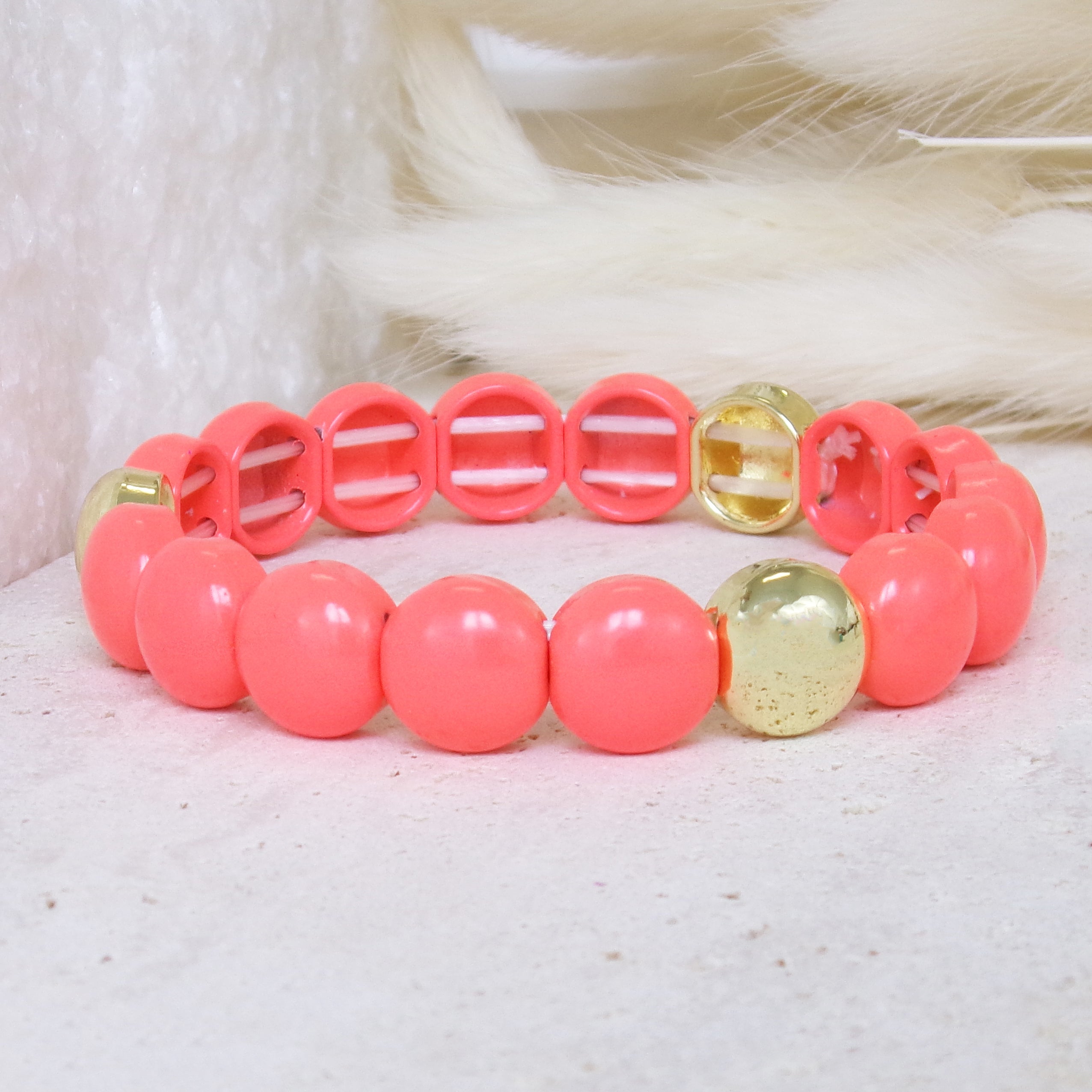 Bracelet Bridget fantaisie élastique perles roses corail et dorées