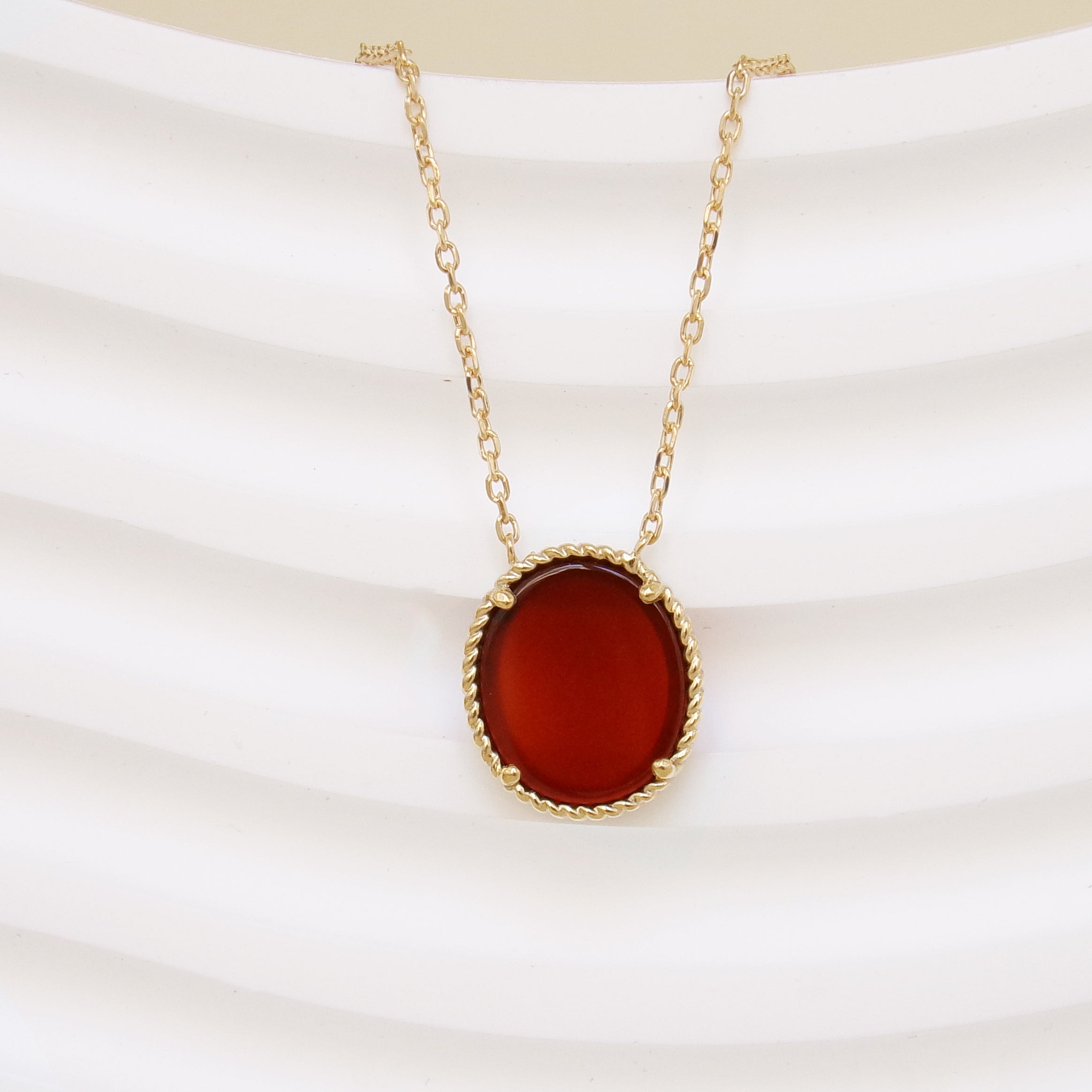 Collier Suri maille forçat et pendentif perlé ovale agate rouge plaqué or