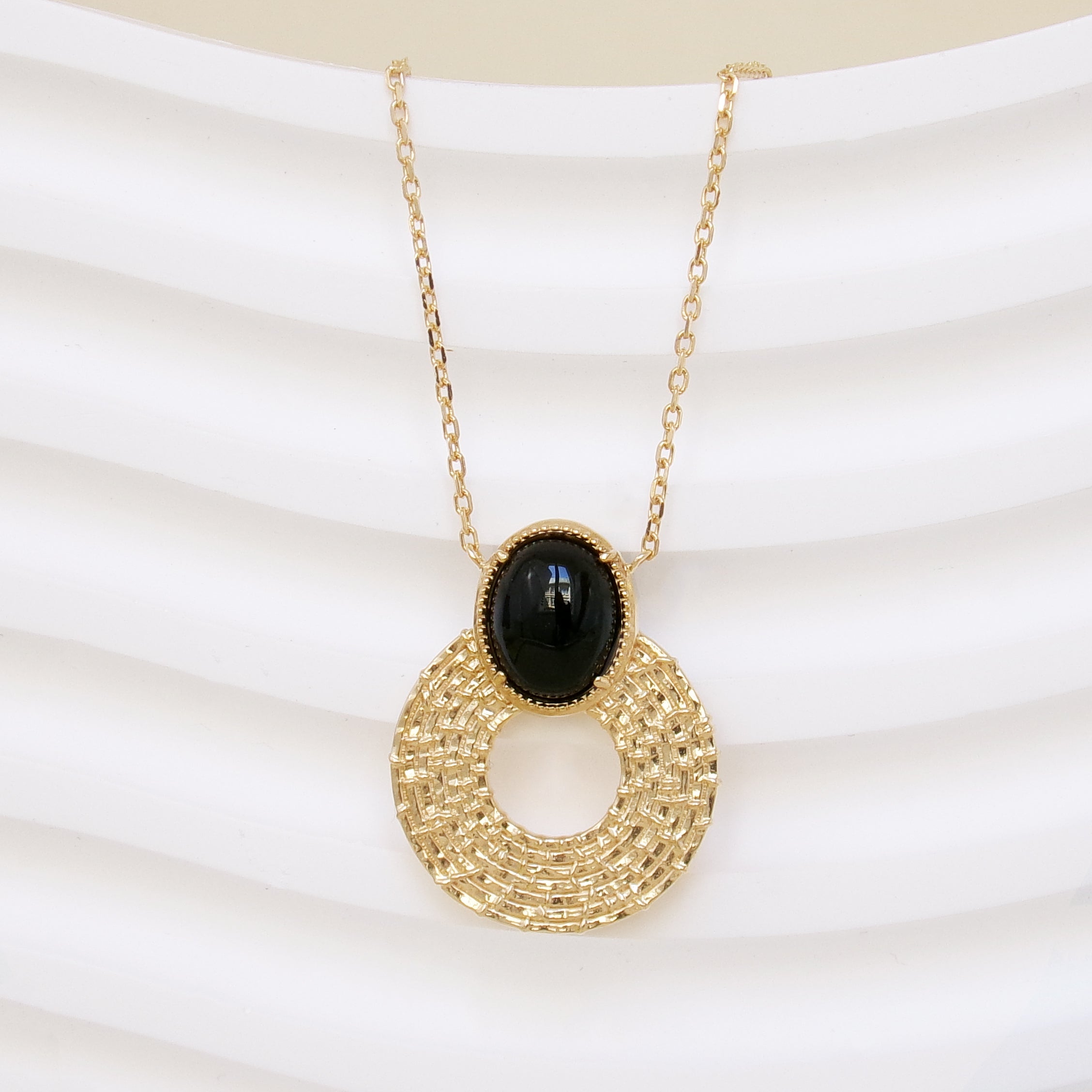 Collier Naroa pierre agate noire motif strié plaqué or