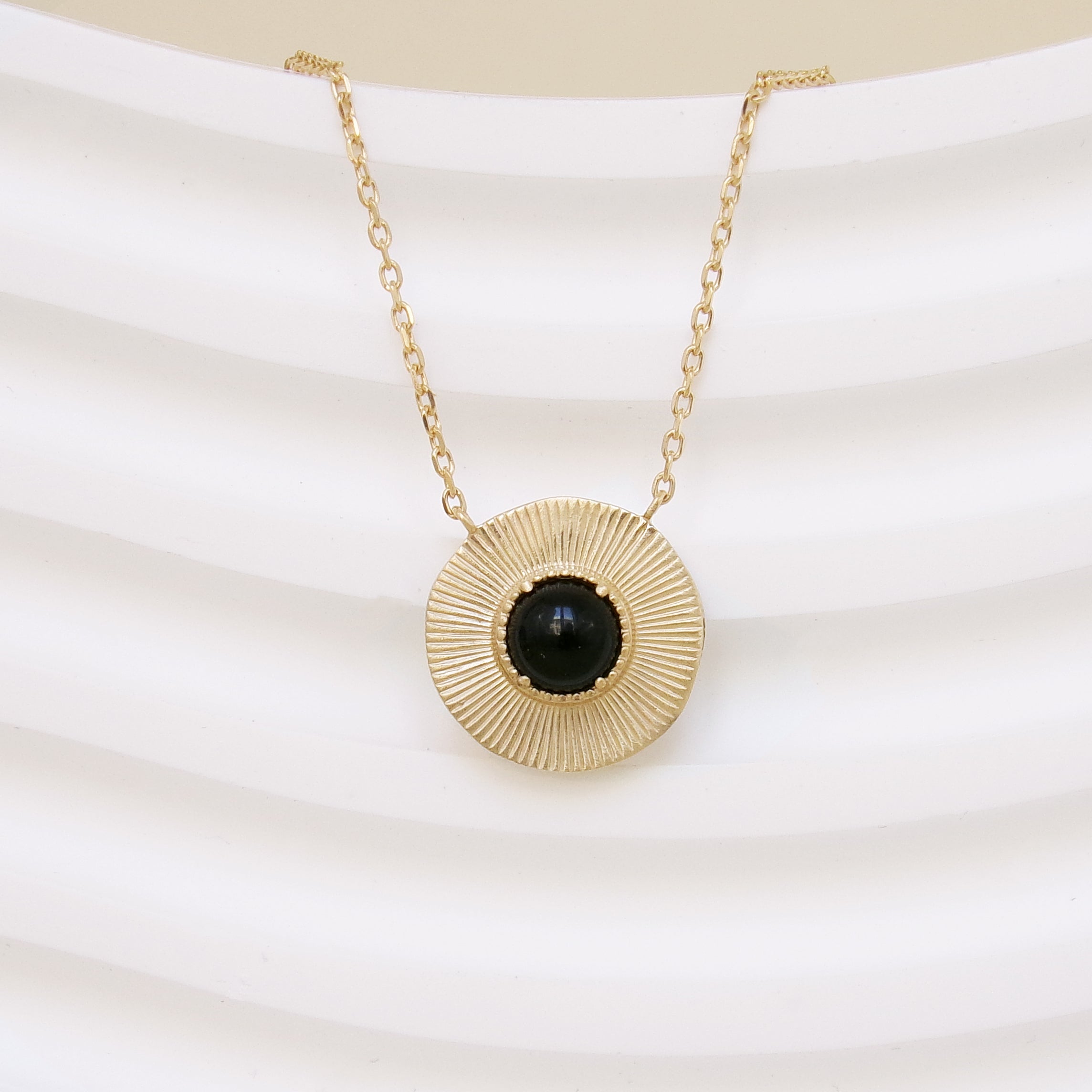 Collier Luz rond finition striée agate noire plaqué or