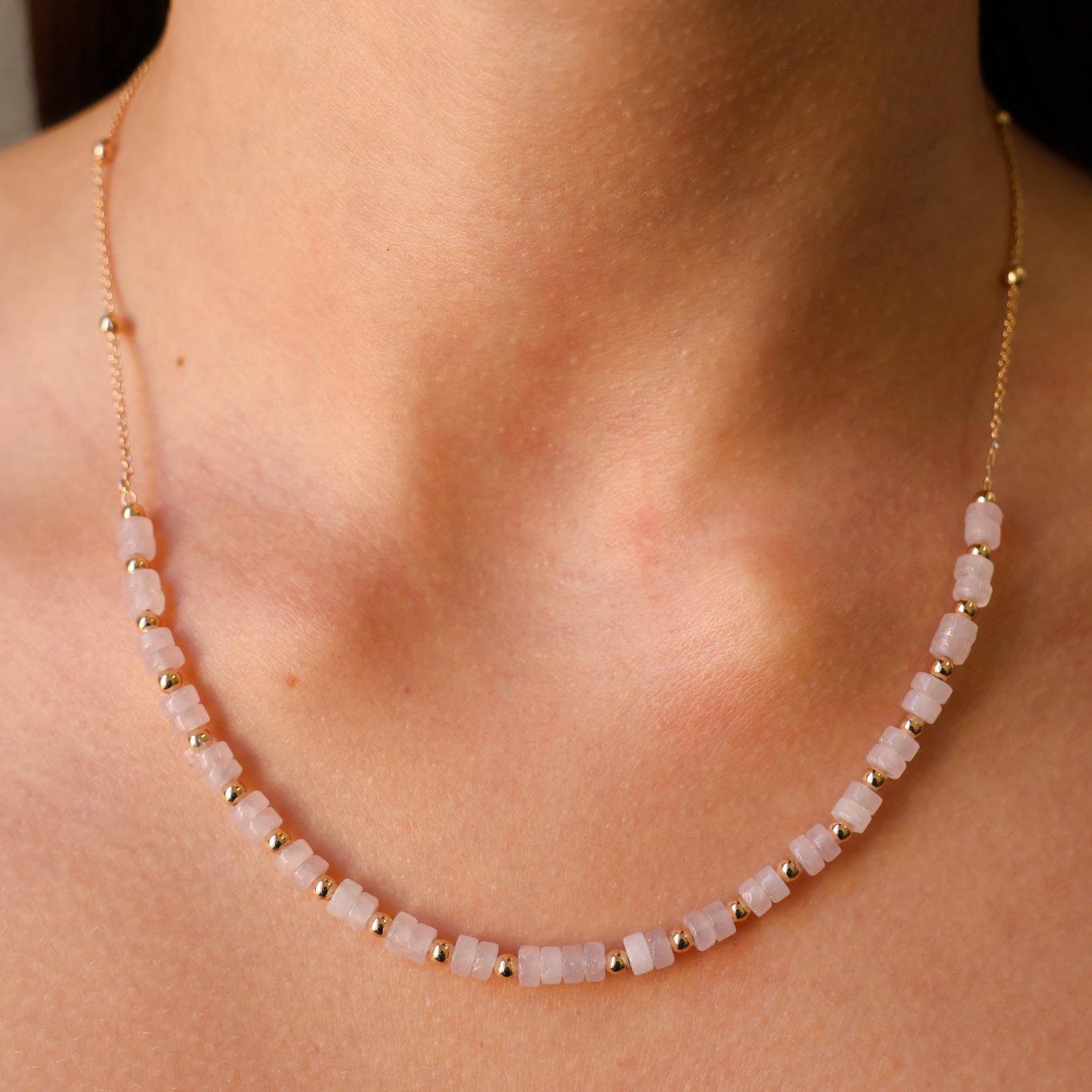 Collier Gaia perles quartz rose plaqué or