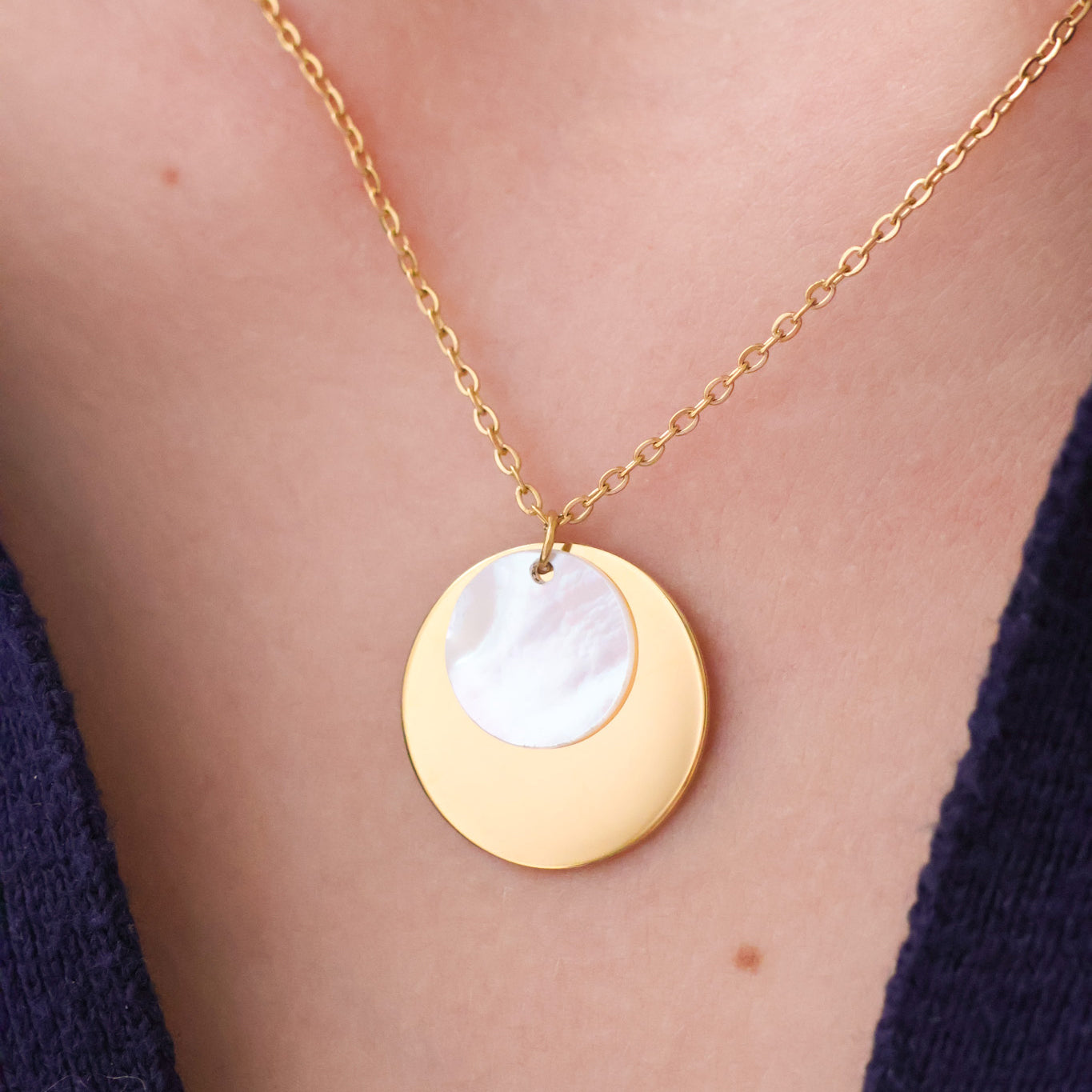 Collier Emi pendentif médaille et nacre acier inoxydable à graver