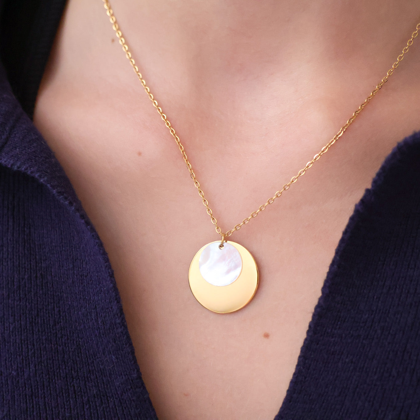 Collier Emi pendentif médaille et nacre acier inoxydable à graver