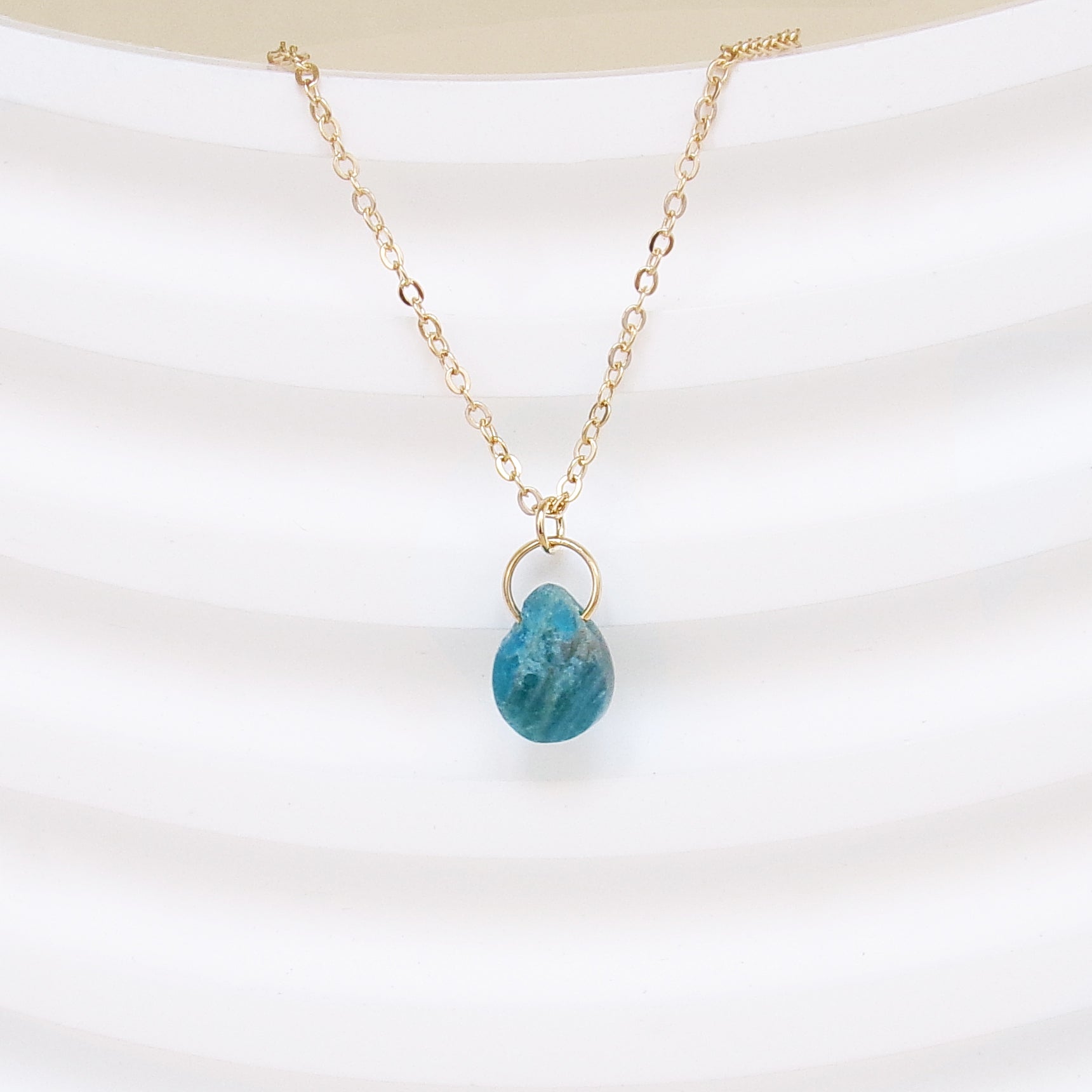 Collier Malaya pendentif apatite bleue plaqué or