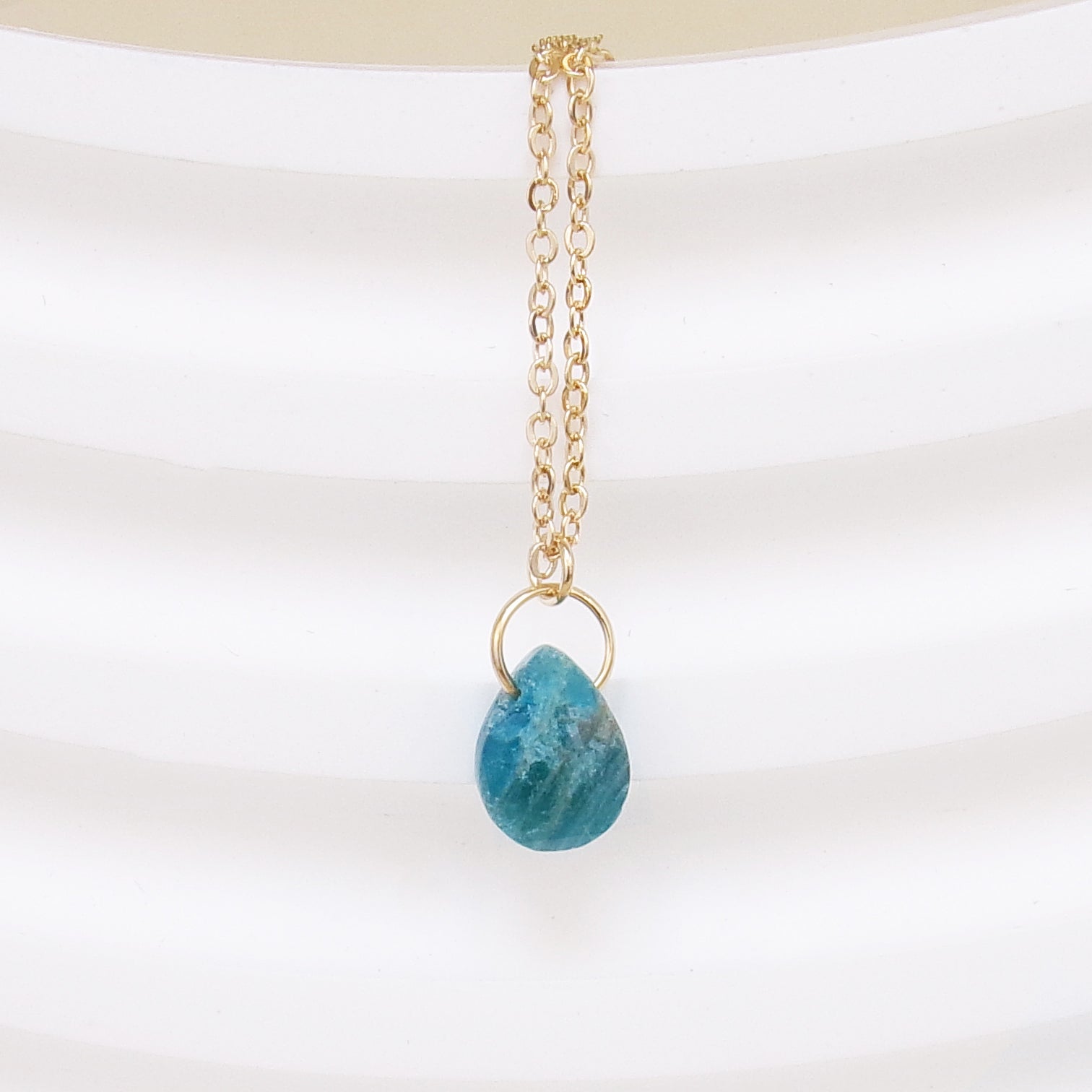 Collier Malaya pendentif apatite bleue plaqué or