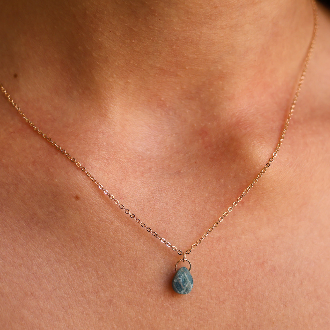 Collier Malaya pendentif apatite bleue plaqué or