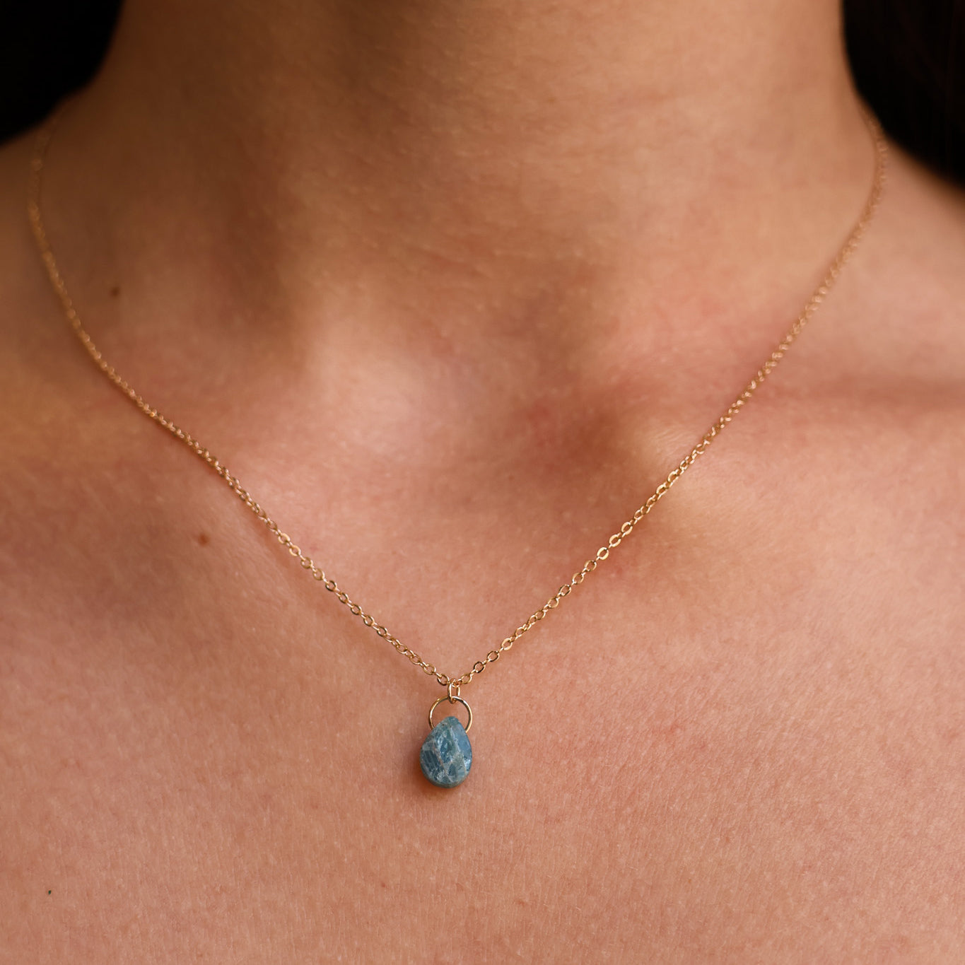 Collier Malaya pendentif apatite bleue plaqué or