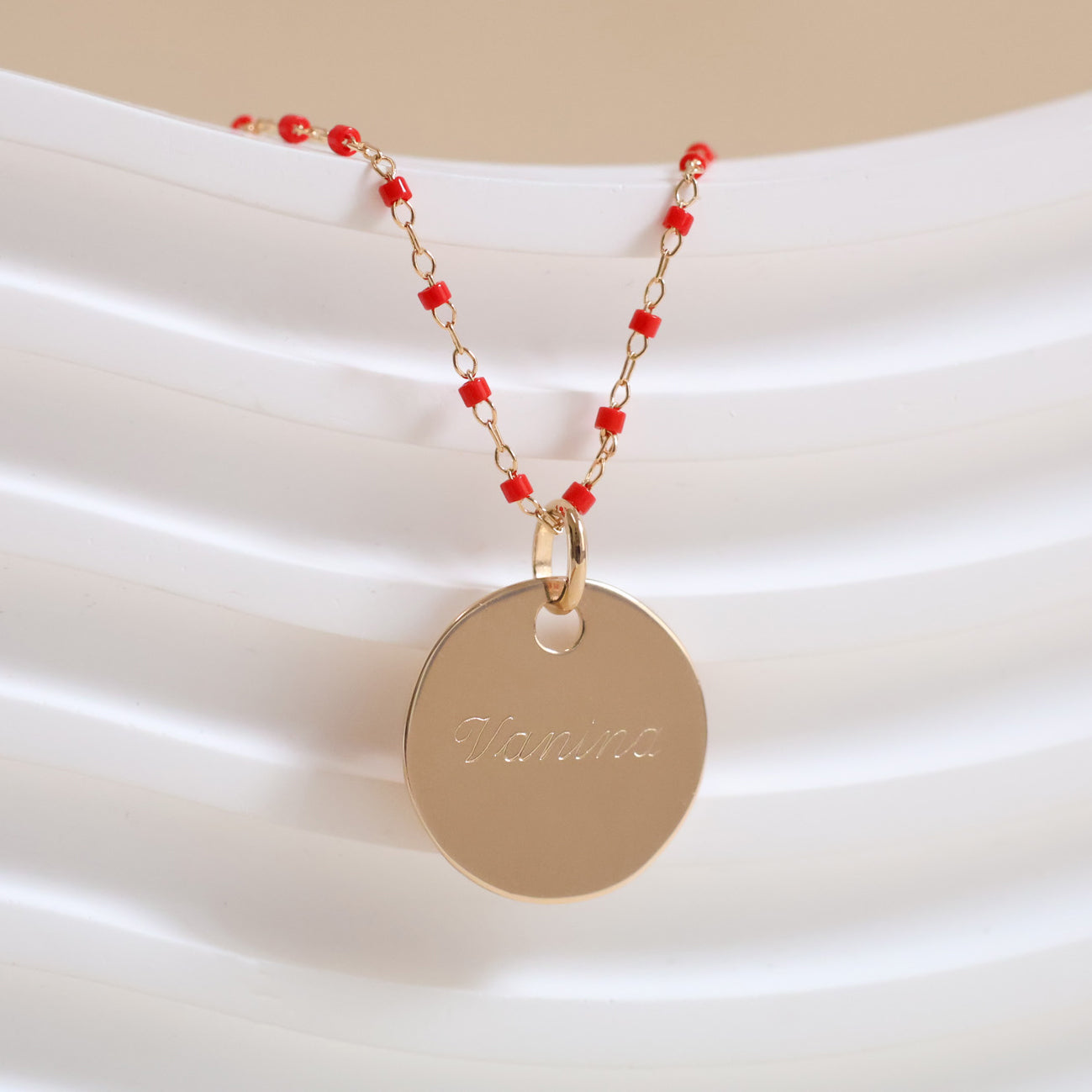 Collier Sora rouge et médaille 19mm à graver plaqué or