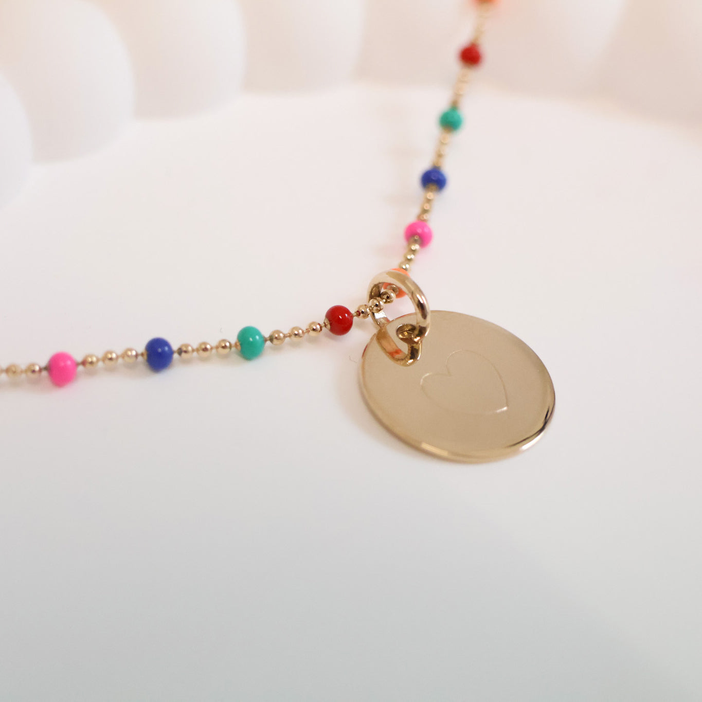 Collier Lily-Rose multicolore avec médaille 15mm à graver plaqué or