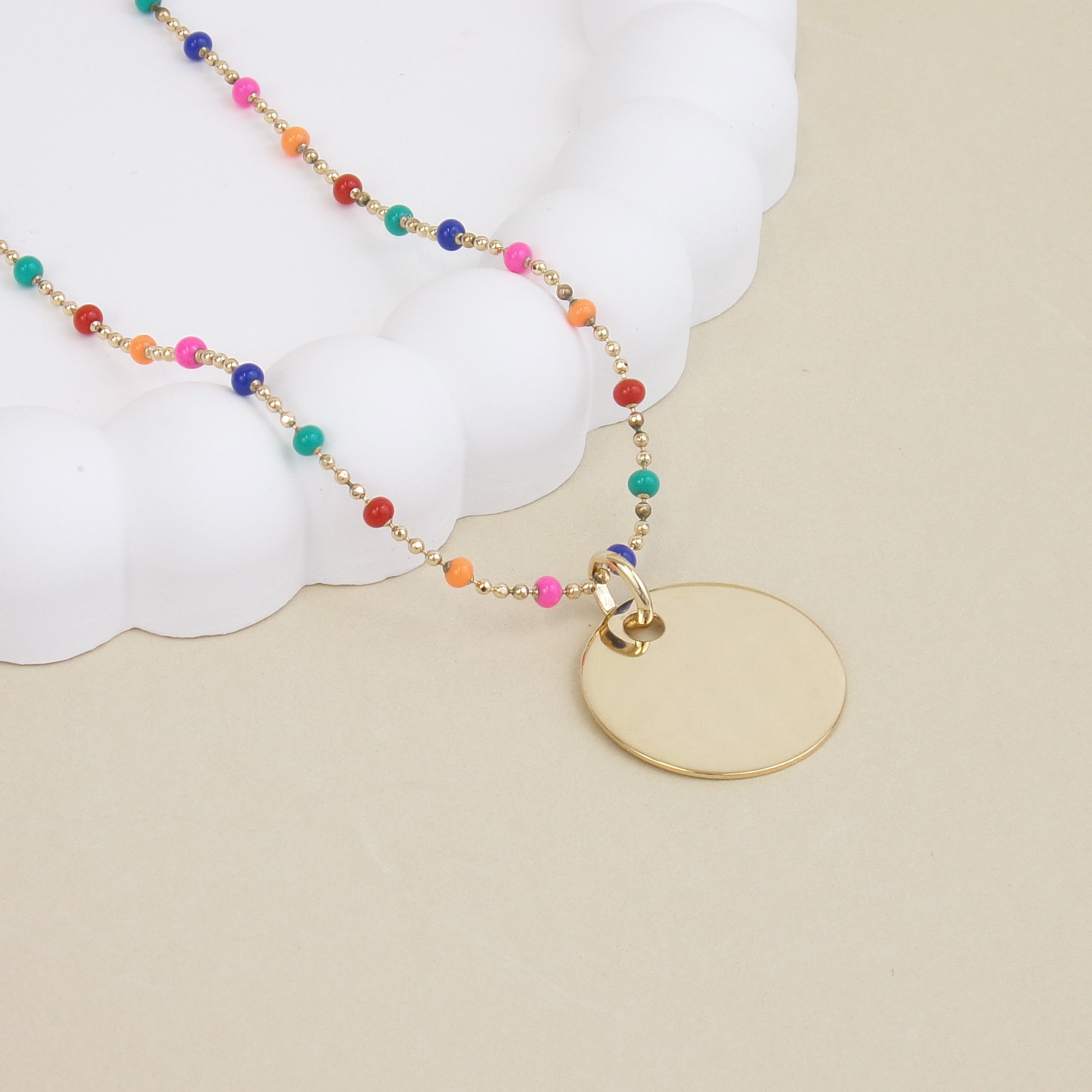 Collier Lily-Rose multicolore avec médaille 19mm à graver plaqué or