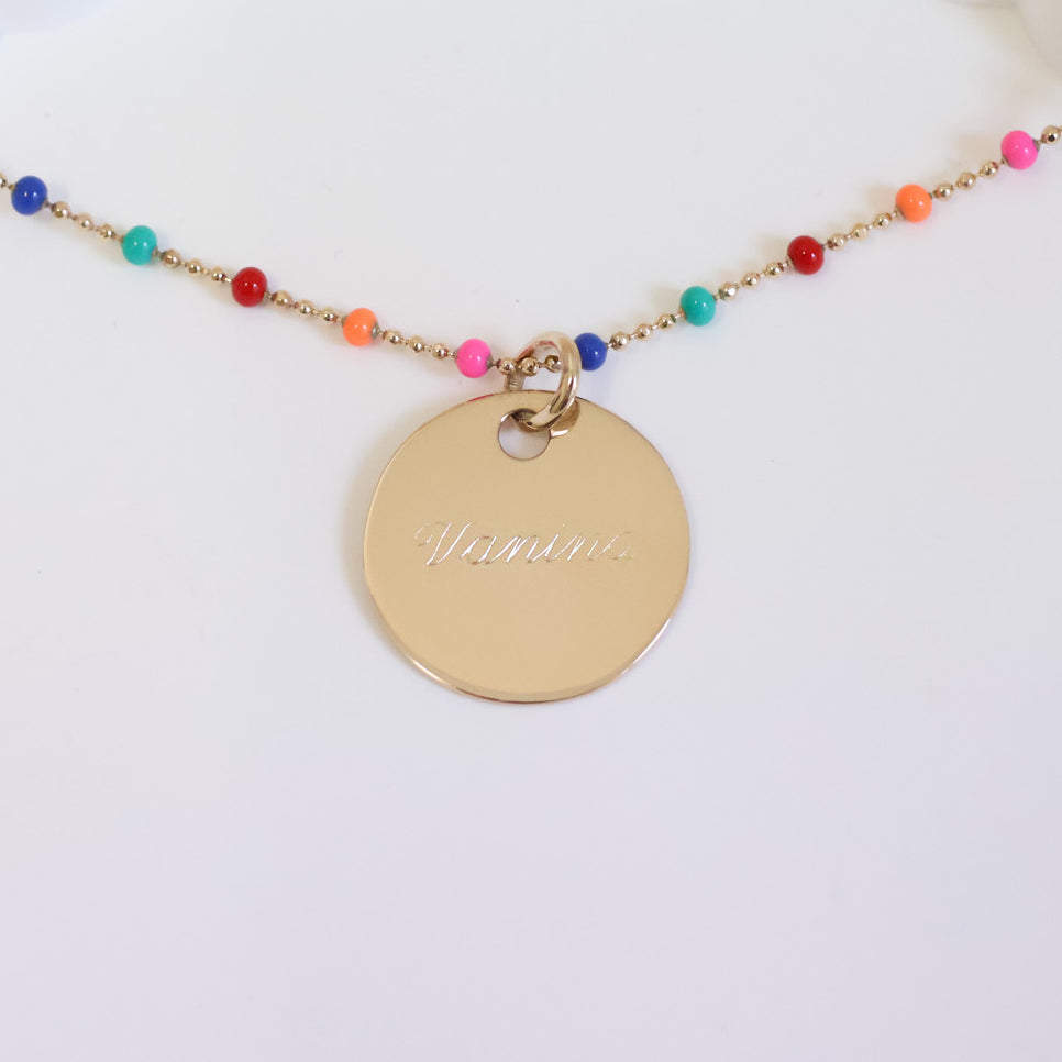 Collier Lily-Rose multicolore avec médaille 19mm à graver plaqué or