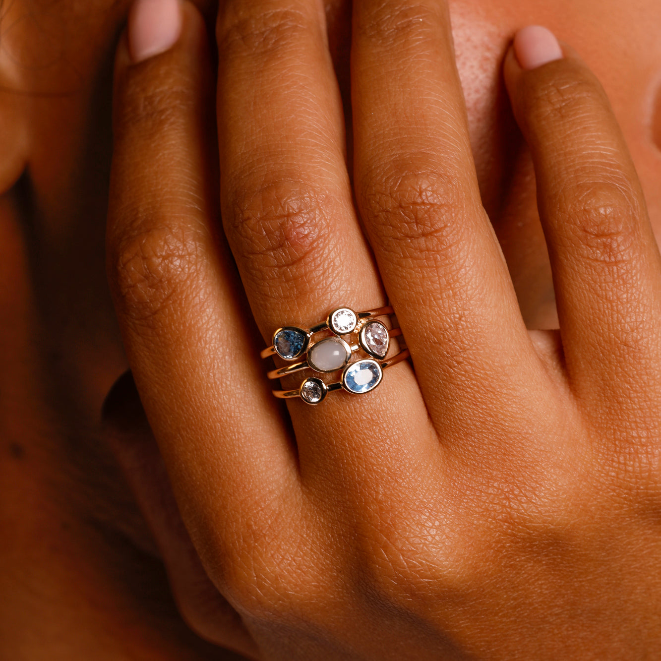 Bague Anya trois rangs oxydes blancs et bleus plaqué or