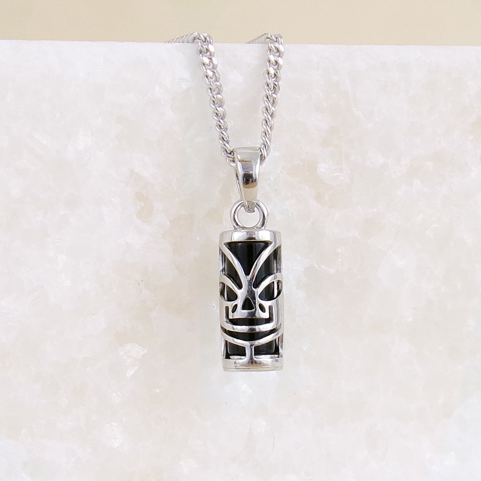 Pendentif Tiki Polynésien 5x10mm avec onyx argent