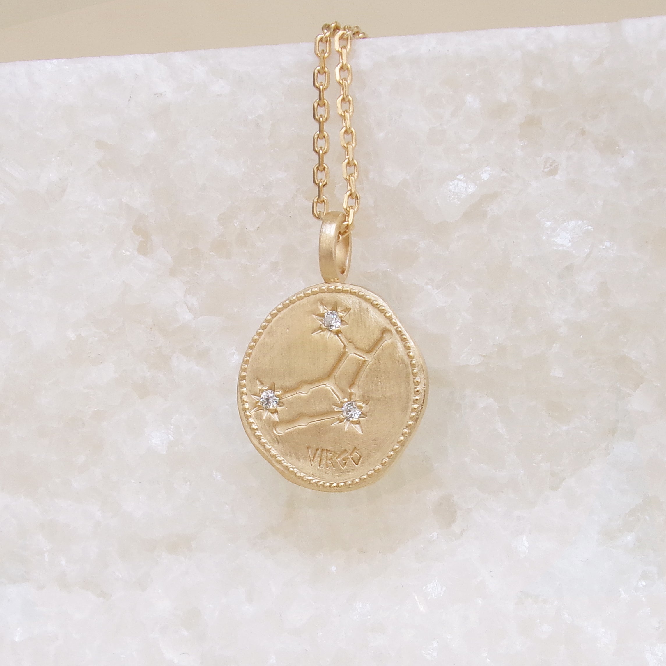 Pendentif Médaille constellation Vierge plaqué or