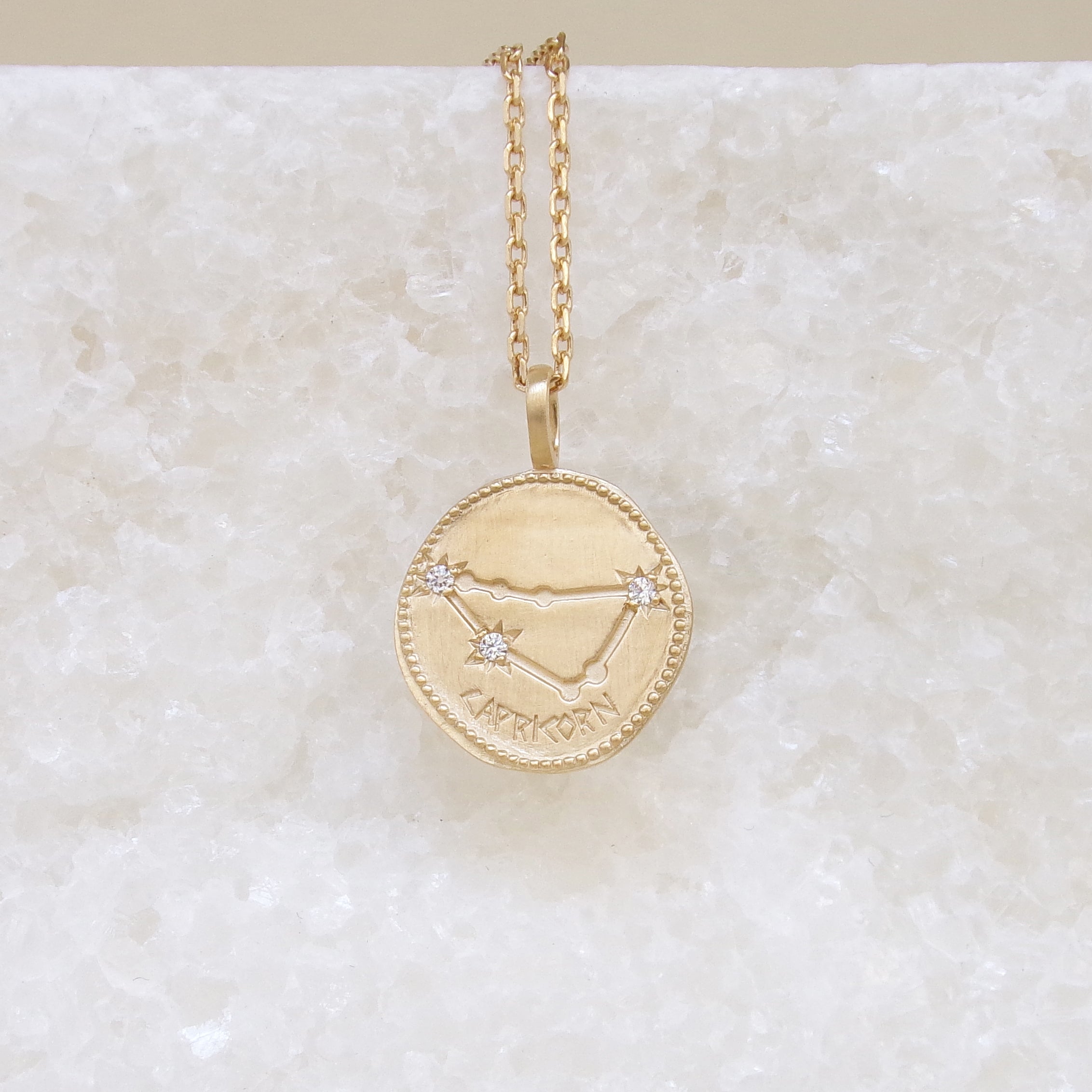 Pendentif Médaille constellation Capricorne plaqué or