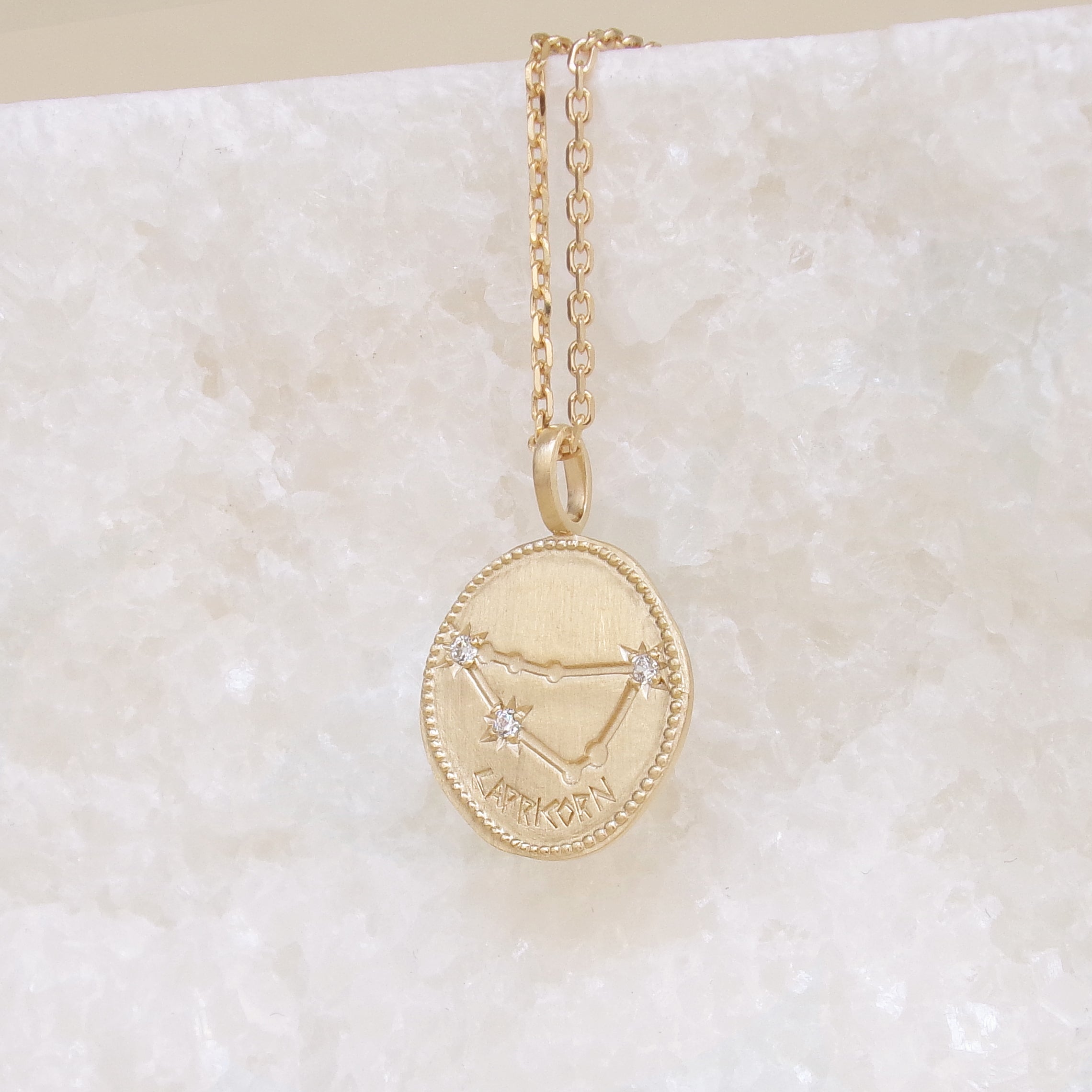 Pendentif Médaille constellation Capricorne plaqué or