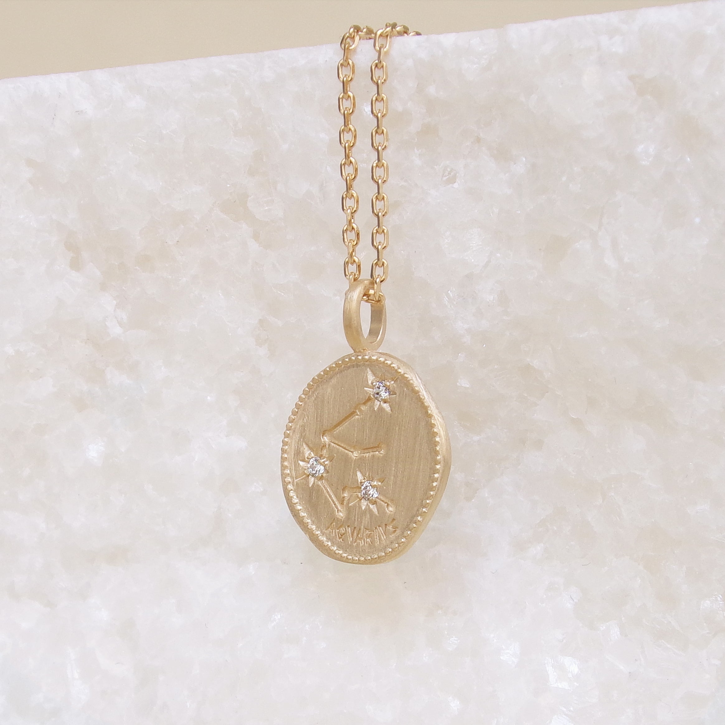 Pendentif Médaille constellation Verseau plaqué or