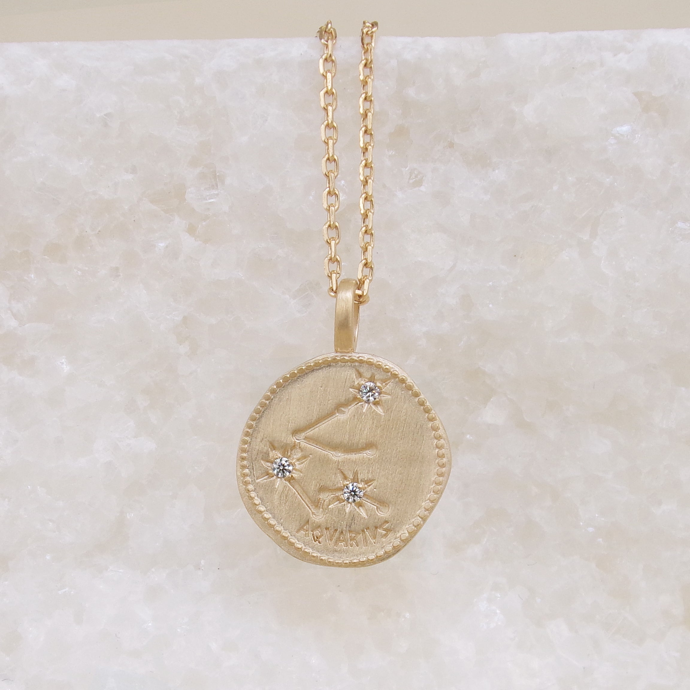 Pendentif Médaille constellation Verseau plaqué or