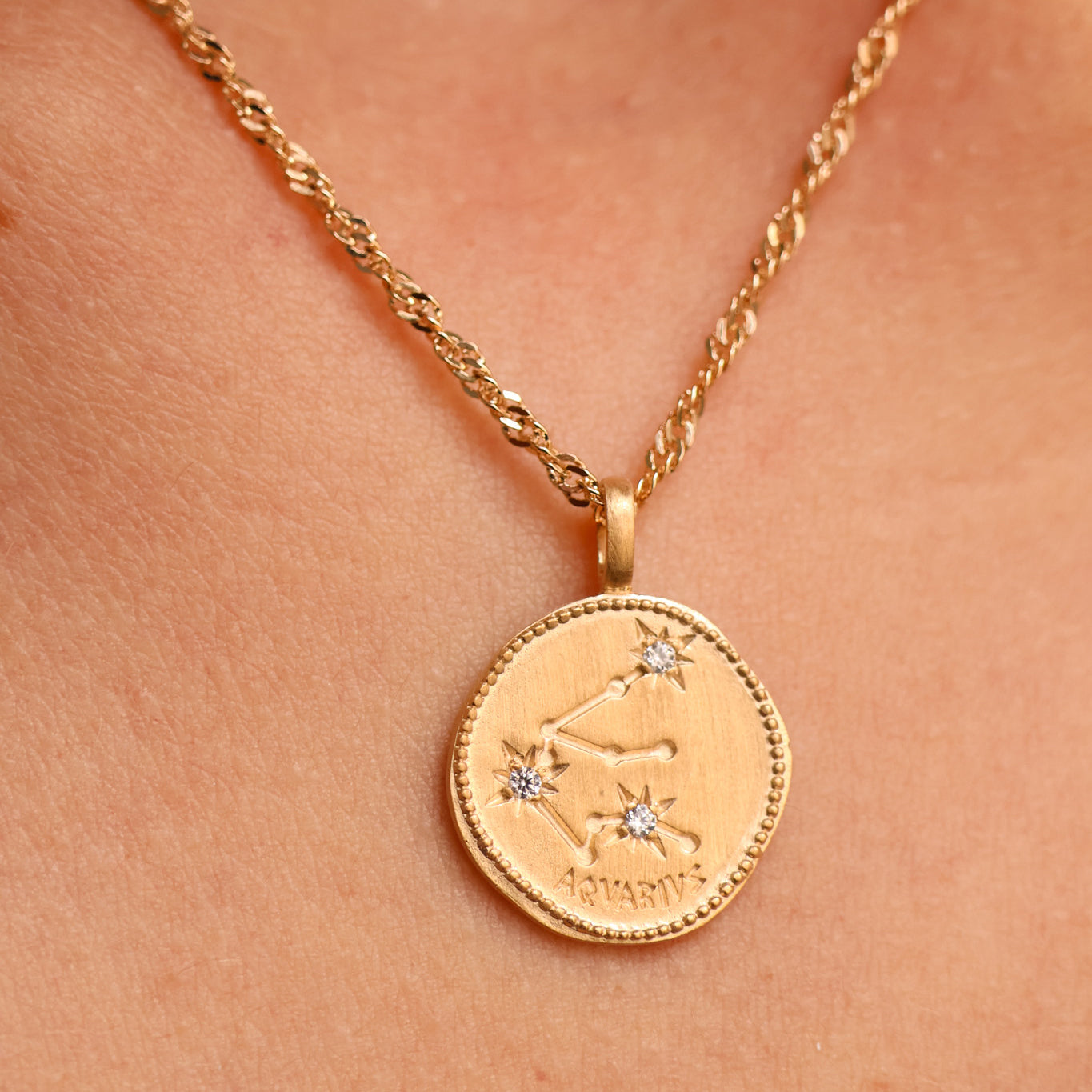 Pendentif Médaille constellation Verseau plaqué or