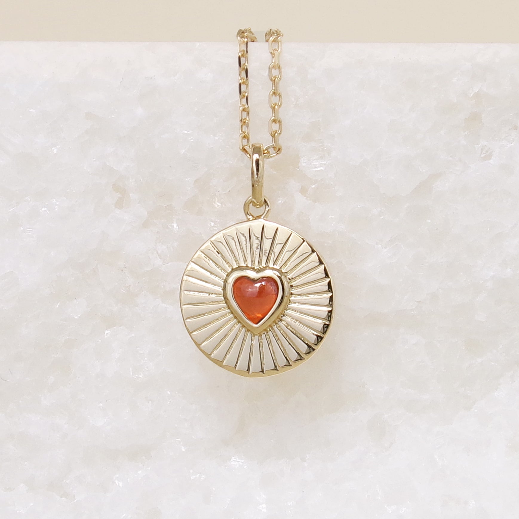 Pendentif Love Me rond strié cœur rouge 15mm plaqué or