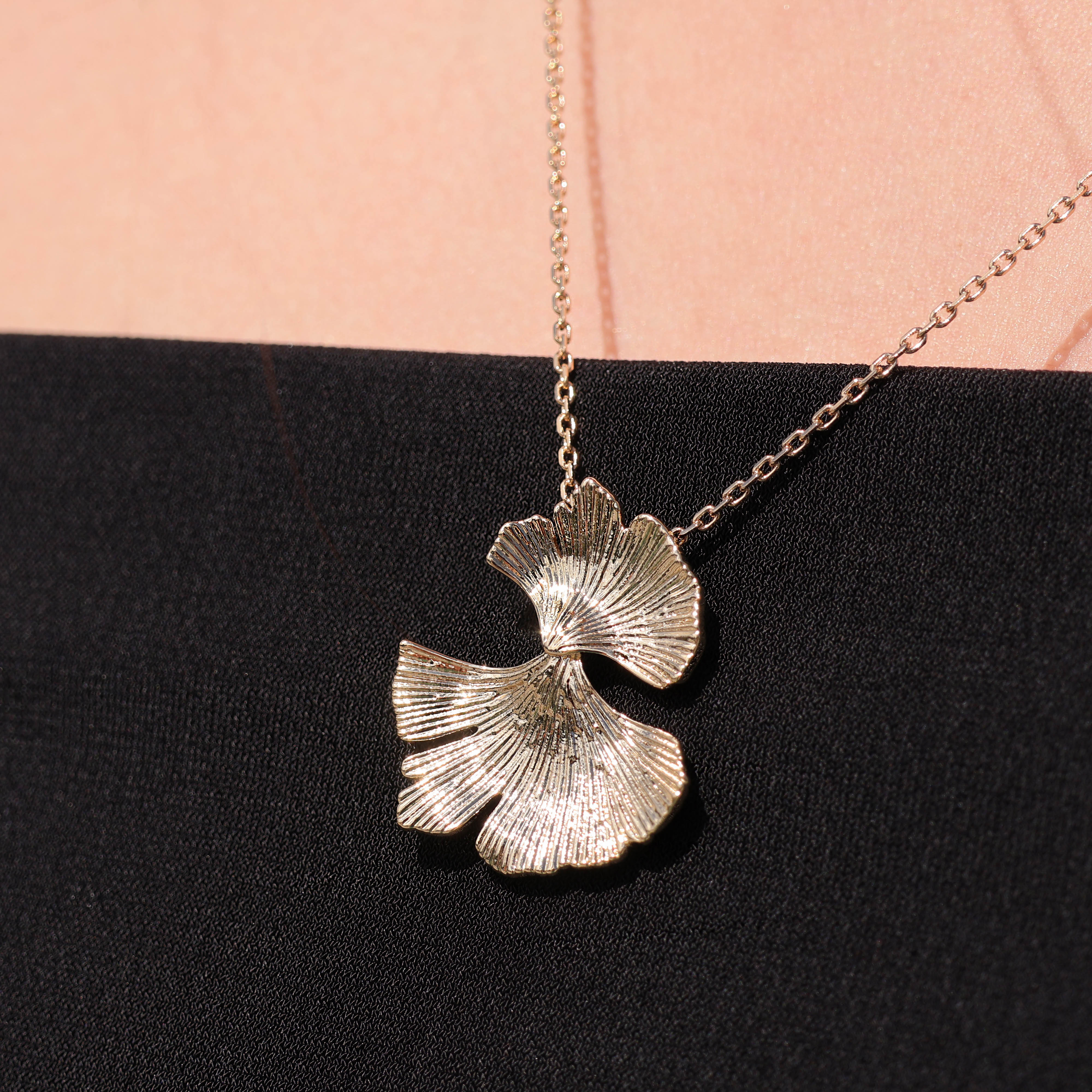 Pendentif Gingko strié plaqué or