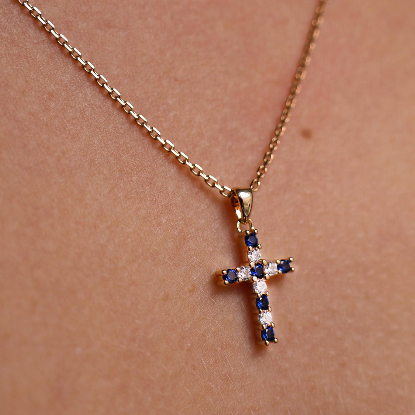 Pendentif Croix oxydes bleus et blancs plaqué or