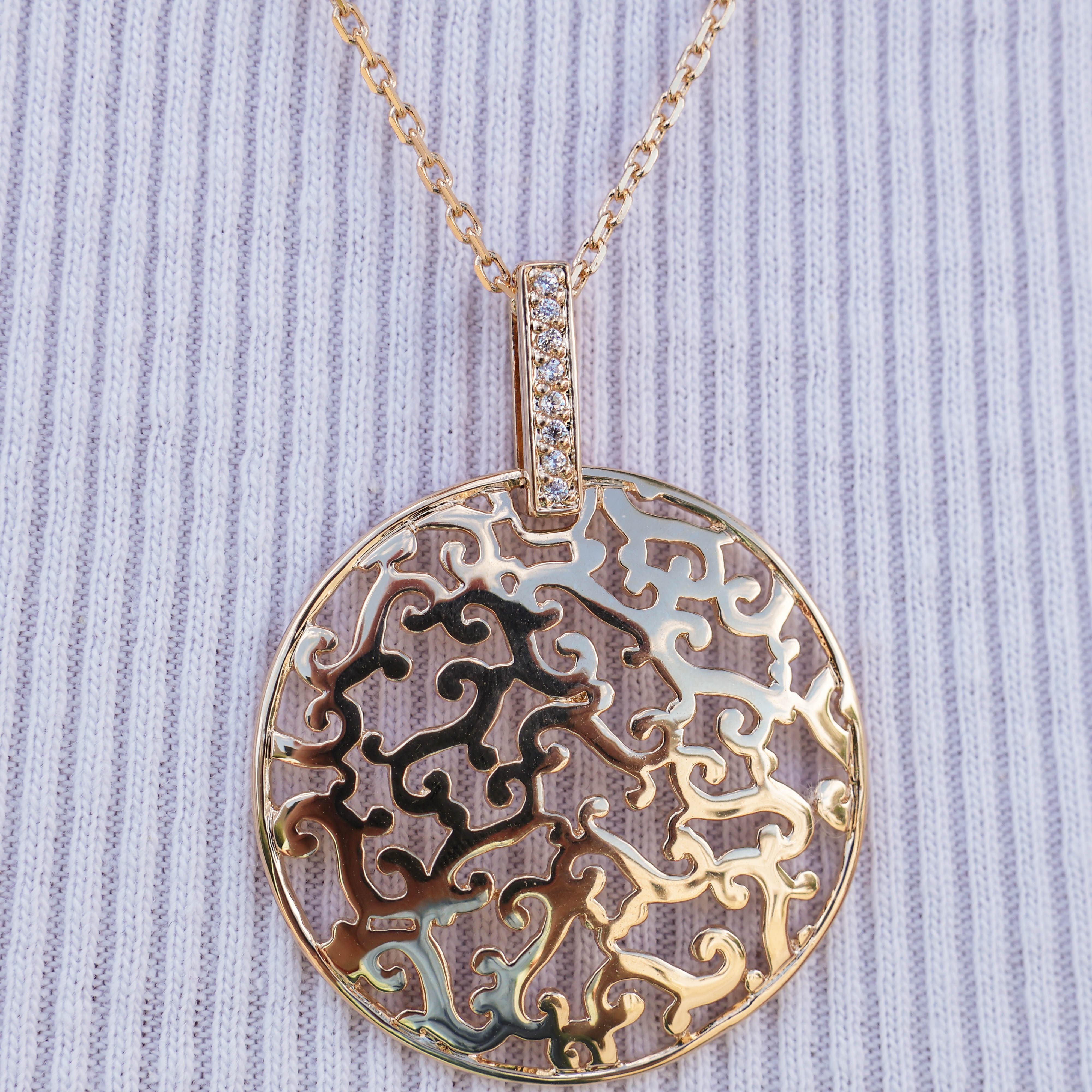 Pendentif Faye motif filigrane et oxydes plaqué or